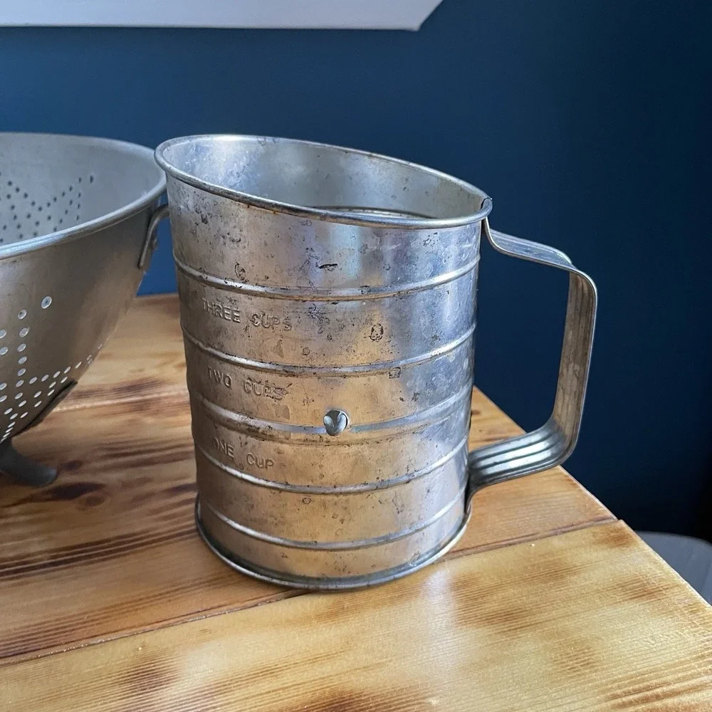 Vintage Mirro Aluminum Round 3 Leg Strainer w/ Star Pattern 11